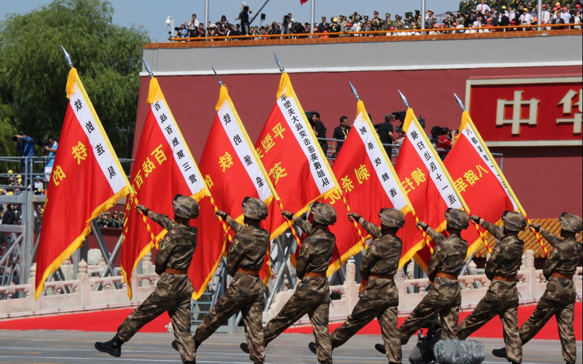 德甲狂战,比分4-3,比赛中明星前锋两球,关键数据:角球12个,传球成功率85%